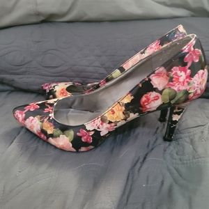 143 girl floral pumps size 9